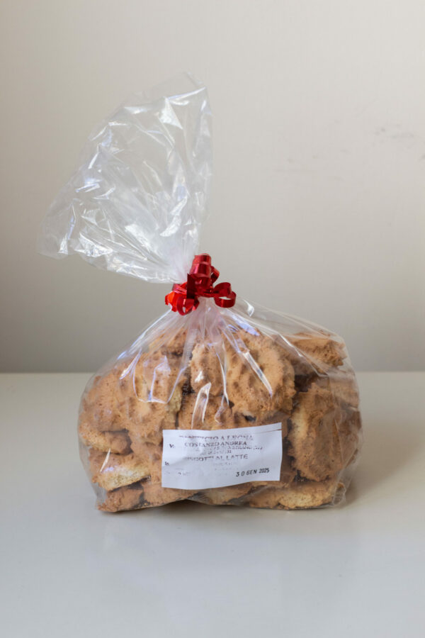 Un pacco di biscotti a esse o squisiti siciliani